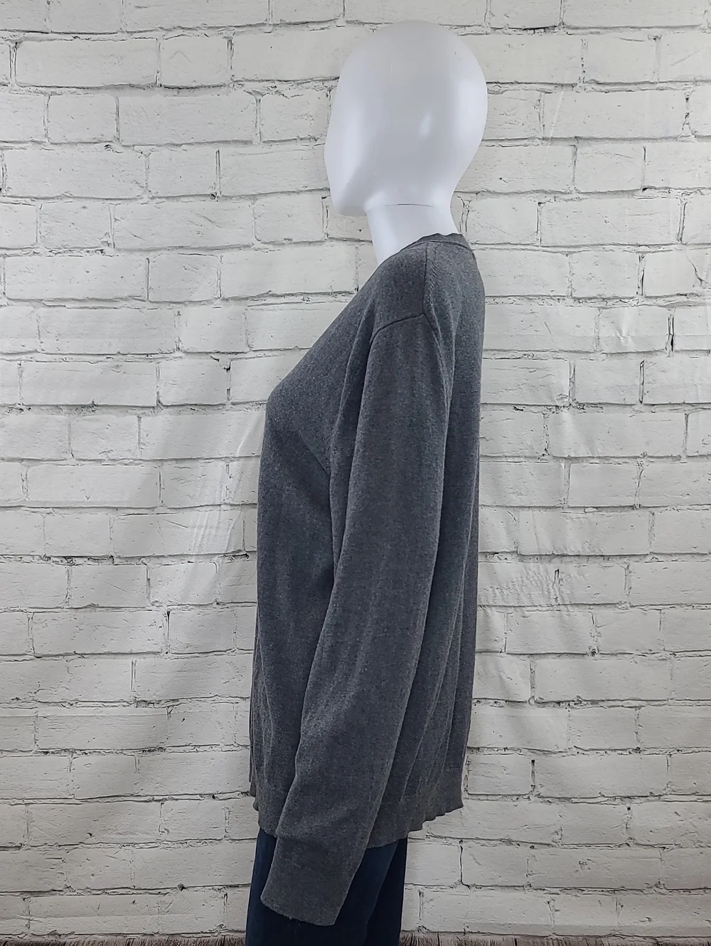 Banana Republic Premium Luxe Knit Men's V-Neck Long Sleeve Relaxed Sweater Gray